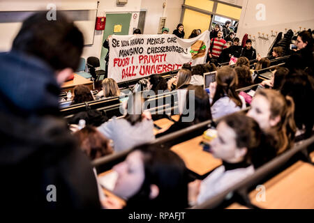 Foto LaPresse - Marco Alpozzi 21 Febbraio 2019 Torino, Italia Motori Continua la protesta degli studenti Contro l'apertura di un fast food davanti all'Universit&#x221a;&#x2020; nella palazzina Aldo Moro Nella Foto: La protesta da Palazzo Nuovo Foto LaPresse - Marco Alpozzi Februar 21, 2019 Turin, Italien News student Protest gegen fast food Eröffnung vor der Universität In der Pic: Protest im Palazzo Nuovo Stockfoto