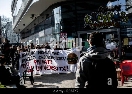 Foto LaPresse - Marco Alpozzi 21 Febbraio 2019 Torino, Italia Motori Continua la protesta degli studenti Contro l'apertura di un fast food davanti all'Universit&#x221a;&#x2020; nella palazzina Aldo Moro Nella Foto: La protesta al Campus Einaudi Foto LaPresse - Marco Alpozzi Februar 21, 2019 Turin, Italien News student Protest gegen fast food Eröffnung vor der Universität In der Pic: Protest in Campus Einaudi Stockfoto