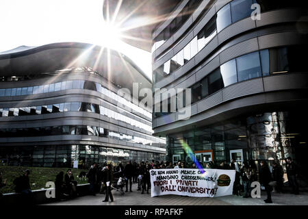 Foto LaPresse - Marco Alpozzi 21 Febbraio 2019 Torino, Italia Motori Continua la protesta degli studenti Contro l'apertura di un fast food davanti all'Universit&#x221a;&#x2020; nella palazzina Aldo Moro Nella Foto: La protesta al Campus Einaudi Foto LaPresse - Marco Alpozzi Februar 21, 2019 Turin, Italien News student Protest gegen fast food Eröffnung vor der Universität In der Pic: Protest in Campus Einaudi Stockfoto