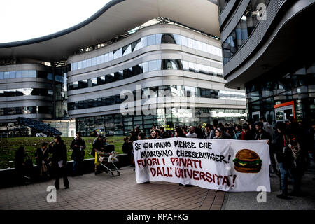 Foto LaPresse - Marco Alpozzi 21 Febbraio 2019 Torino, Italia Motori Continua la protesta degli studenti Contro l'apertura di un fast food davanti all'Universit&#x221a;&#x2020; nella palazzina Aldo Moro Nella Foto: La protesta al Campus Einaudi Foto LaPresse - Marco Alpozzi Februar 21, 2019 Turin, Italien News student Protest gegen fast food Eröffnung vor der Universität In der Pic: Protest in Campus Einaudi Stockfoto