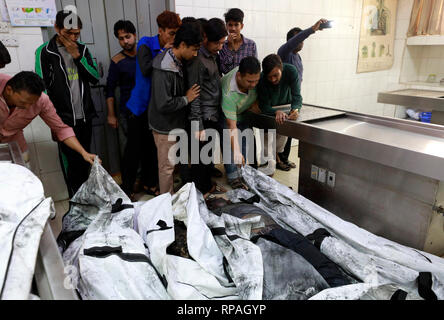 Dhaka, Bangladesch. 21 Feb, 2019. DHAKA, BANGLADESCH - 21. Februar 2019: die Angehörigen der Opfer eines Brandes versuchen, den Körper bei Dhaka Medical College Hospital in Dhaka, Bangladesch zu identifizieren. Credit: SK Hasan Ali/Alamy leben Nachrichten Stockfoto