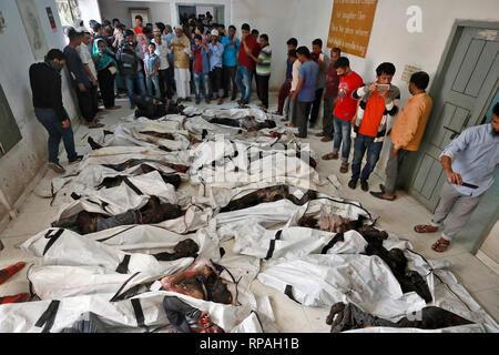 Dhaka, Bangladesch. 21 Feb, 2019. DHAKA, BANGLADESCH - 21. Februar 2019: die Angehörigen der Opfer eines Brandes versuchen, den Körper bei Dhaka Medical College Hospital in Dhaka, Bangladesch zu identifizieren. Credit: SK Hasan Ali/Alamy leben Nachrichten Stockfoto