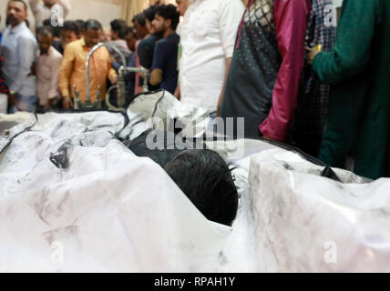 Dhaka, Bangladesch. 21 Feb, 2019. DHAKA, BANGLADESCH - 21. Februar 2019: die Angehörigen der Opfer eines Brandes versuchen, den Körper bei Dhaka Medical College Hospital in Dhaka, Bangladesch zu identifizieren. Credit: SK Hasan Ali/Alamy leben Nachrichten Stockfoto