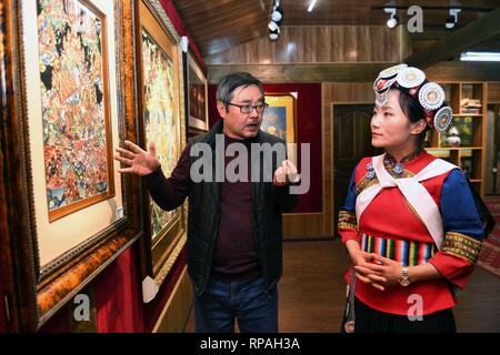 (190221) - - LIJIANG, Februar 21, 2019 (Xinhua) - Lüfter Yongzhen (R), Stellvertretender nach China zum 13. Nationalen Volkskongress (NVK), führt eine Forschung auf Thangka Budda Malerei mit dianxiu Stickerei an Baisha Altstadt von yulong Naxi autonomen Grafschaft in Lijiang, im Südwesten der chinesischen Provinz Yunnan, 13.02.2019. Die Arbeit als Vizepräsident Kurator des Kulturzentrums in Lijiang, Ventilator hat sich auf die Karriere des Schutzes und der Förderung der lokalen ethnischen Kulturen gewidmet. Sie trägt auch zur Massenkultur Bauarbeiten durch das Senden von Leistungen der ländlichen Gebiete zusammen mit ihren Kollegen. Stockfoto