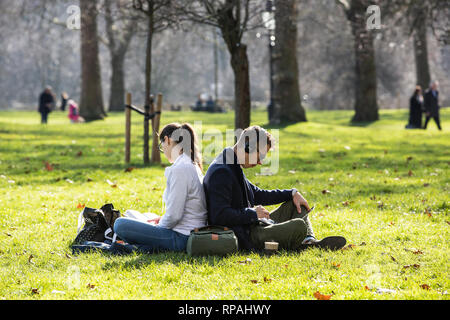 Green Park, London. 21. Feb 2019. UK Wetter: Ein paar Genießen Sie Ihre Mittagspause in der Sonne etwas Zeit nehmen, um die warmen temeratures zu genießen, wie Februar liefert Wetter im Frühling für das zweite Jahr in Folge. Credit: Jeff Gilbert/Alamy leben Nachrichten Stockfoto