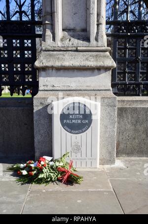 21. Feb 2019. Denkmal für PC Keith Palmer, in der Westminster Bridge Terroranschlag. Beförderung Tore, Houses of Parliament, Westminster, London.UK Credit getötet wurde: michael Melia/Alamy leben Nachrichten Stockfoto