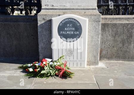 21. Feb 2019. Denkmal für PC Keith Palmer, in der Westminster Bridge Terroranschlag. Beförderung Tore, Houses of Parliament, Westminster, London.UK Credit getötet wurde: michael Melia/Alamy leben Nachrichten Stockfoto