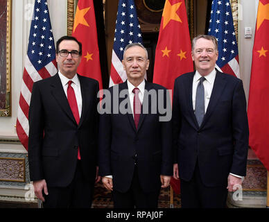 Washington, USA. 21 Feb, 2019. Chinesischen Vizepremier Liu Er (C), der kommt auch als Sondergesandter der chinesischen Präsident Xi Jinping, U.S. Trade Representative Robert Lighthizer (R) und der Staatssekretär im Finanzministerium Steven Mnuchin co-Chair der offiziellen Eröffnung einer neuen Runde von hochrangigen Wirtschafts- und Handelsgespräche auf das Eisenhower Executive Office Building des Weißen Hauses in Washington, DC, USA, Nov. 21, 2019. China und die Vereinigten Staaten am Donnerstag Morgen trat weg hier eine neue Runde der hochrangigen Wirtschafts- und Handelsgespräche. Quelle: Liu Jie/Xinhua/Alamy leben Nachrichten Stockfoto