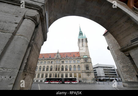 Braunschweig, Deutschland. 19 Feb, 2019. Der Braunschweiger Rathaus, unter einen Durchgang in der Burg Dankwarderode fotografiert. Quelle: Holger Hollemann/dpa/Alamy leben Nachrichten Stockfoto