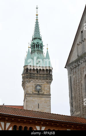 Braunschweig, Deutschland. 19 Feb, 2019. Der Turm der Braunschweiger Rathaus, über einen Durchgang in der Burg Dankwarderode. Quelle: Holger Hollemann/dpa/Alamy leben Nachrichten Stockfoto