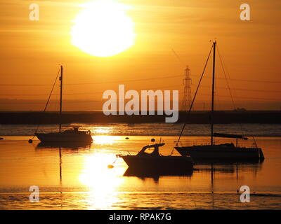 Queenborough, Kent, UK. 21. Februar, 2019. UK Wetter: Heute abend sonnenuntergang in Queenborough, Kent am Ende eines warmen Tag. Credit: James Bell/Alamy leben Nachrichten Stockfoto