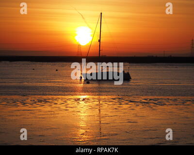 Queenborough, Kent, UK. 21. Februar, 2019. UK Wetter: Heute abend sonnenuntergang in Queenborough, Kent am Ende eines warmen Tag. Credit: James Bell/Alamy leben Nachrichten Stockfoto