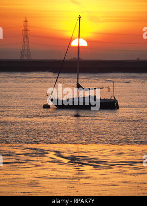 Queenborough, Kent, UK. 21. Februar, 2019. UK Wetter: Heute abend sonnenuntergang in Queenborough, Kent am Ende eines warmen Tag. Credit: James Bell/Alamy leben Nachrichten Stockfoto