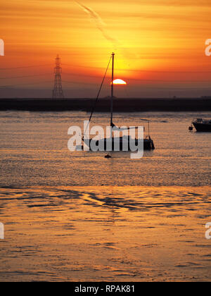 Queenborough, Kent, UK. 21. Februar, 2019. UK Wetter: Heute abend sonnenuntergang in Queenborough, Kent am Ende eines warmen Tag. Credit: James Bell/Alamy leben Nachrichten Stockfoto