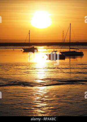 Queenborough, Kent, UK. 21. Februar, 2019. UK Wetter: Heute abend sonnenuntergang in Queenborough, Kent am Ende eines warmen Tag. Credit: James Bell/Alamy leben Nachrichten Stockfoto