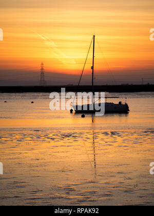 Queenborough, Kent, UK. 21. Februar, 2019. UK Wetter: Heute abend sonnenuntergang in Queenborough, Kent am Ende eines warmen Tag. Credit: James Bell/Alamy leben Nachrichten Stockfoto