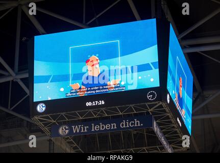 Gelsenkirchen, Deutschland. 20 Feb, 2019. Feature, das Video Beweis ist vor dem Spiel auf dem Videowürfel, Fußball Champions League Achtelfinale Hinspiel, FC Schalke 04 (GE) - Manchester City (ManCity) 2:3, am 20.02.2019 in Gelsenkirchen/Deutschland erklärt. | Verwendung der weltweiten Kredit: dpa/Alamy leben Nachrichten Stockfoto