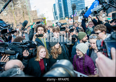 21. Februar 2019 - Brüssel, nördlich von Brabant, Belgien - Die teenage Schwedischen Aktivistin Greta Thunberg gesehen wird durch die belgische Polizei während der Demonstration umgeben. Zum siebten Mal in Folge den belgischen Studenten der Schule für eine bessere Klimapolitik zu demonstrieren übersprungen. Dieses Mal die Demonstration mit der Beteiligung und Unterstützung der Teenager schwedischen Aktivistin Greta Thunberg zählt. Die Teenager schwedische Aktivist ging auf eine Schule Streik im August 2018, jede Woche protestieren außerhalb des Parlaments ihres Landes auf den Klimawandel zu ziehen. (Bild: © Ana Fernandez/SOPA Bilder v Stockfoto