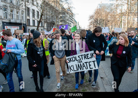 21. Februar 2019 - Brüssel, nördlich von Brabant, Belgien - Die teenage Schwedischen Aktivistin Greta Thunberg gesehen hält ein Plakat von Anuna De Wever Hauptorganisator der Protest während der Demonstration begleitet. Zum siebten Mal in Folge den belgischen Studenten der Schule für eine bessere Klimapolitik zu demonstrieren übersprungen. Dieses Mal die Demonstration mit der Beteiligung und Unterstützung der Teenager schwedischen Aktivistin Greta Thunberg zählt. Die Teenager schwedische Aktivist ging auf eine Schule Streik im August 2018, jede Woche protestieren außerhalb des Parlaments ihres Landes, die Aufmerksamkeit auf das Klima ch zeichnen Stockfoto