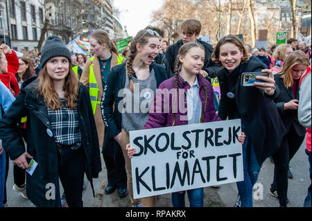 21. Februar 2019 - Brüssel, nördlich von Brabant, Belgien - Die teenage Schwedischen Aktivistin Greta Thunberg und Anuna De Wever Hauptorganisator des Protestes gesehen eine selfie während der Demonstration. Zum siebten Mal in Folge den belgischen Studenten der Schule für eine bessere Klimapolitik zu demonstrieren übersprungen. Dieses Mal die Demonstration mit der Beteiligung und Unterstützung der Teenager schwedischen Aktivistin Greta Thunberg zählt. Die Teenager schwedische Aktivist ging auf eine Schule Streik im August 2018, jede Woche protestieren außerhalb des Parlaments ihres Landes auf den Klimawandel zu ziehen. (Credi Stockfoto