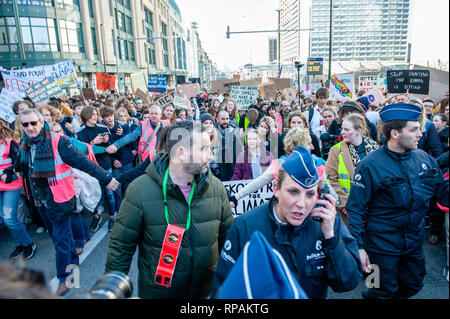 21. Februar 2019 - Brüssel, nördlich von Brabant, Belgien - Die teenage Schwedischen Aktivistin Greta Thunberg gesehen wird durch die belgische Polizei während der Demonstration umgeben. Zum siebten Mal in Folge den belgischen Studenten der Schule für eine bessere Klimapolitik zu demonstrieren übersprungen. Dieses Mal die Demonstration mit der Beteiligung und Unterstützung der Teenager schwedischen Aktivistin Greta Thunberg zählt. Die Teenager schwedische Aktivist ging auf eine Schule Streik im August 2018, jede Woche protestieren außerhalb des Parlaments ihres Landes auf den Klimawandel zu ziehen. (Bild: © Ana Fernandez/SOPA Bilder v Stockfoto