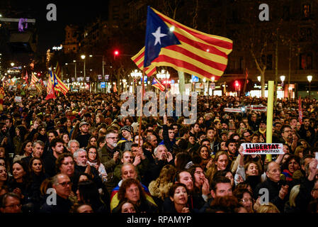 Barcelona, Spanien. 21 Feb, 2019. Unter der Führung der größten Organisationen und Gewerkschaften, zahlreiche Menschen marschierten auf dem Passeig de Gracia Straße während des Generalstreiks in Katalonien. Sie tragen eine katalanische Fahne, einer Estelada Blava. Die separatistische Parteien, gemeinsam mit Verbänden und Gewerkschaften, haben sich für einen Streik gegen den Versuch von zwölf separatistischen Führern vor dem Obersten Gericht in Madrid zum Protest aufgerufen. Credit: Nicolas Carvalho Ochoa/dpa/Alamy leben Nachrichten Stockfoto