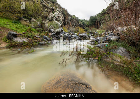 Sa'ar Wasserfall, kleinen Wasserfall an der Bergstraße, nördlichen Israel Stockfoto