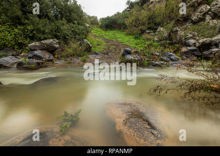 Sa'ar Wasserfall, kleinen Wasserfall an der Bergstraße, nördlichen Israel Stockfoto