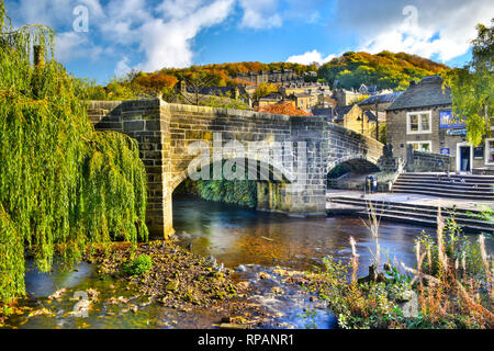 Alte Packesel Brücke, Hebden Bridge im Herbst, Calderdale, West Yorkshire Stockfoto