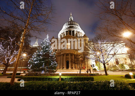Nacht Blick auf die St. Paul's Cathedral mit Weihnachtsdekoration findet an der Spitze der Ludgate Hill in der Londoner City Stockfoto