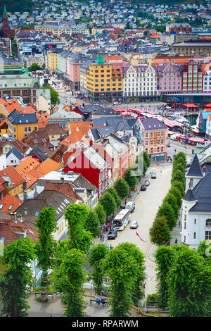 Bergen, Norwegen - 30. Juli 2018: Stadtbild mit bunten traditionellen Häusern und Markt Stockfoto