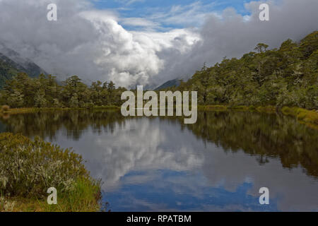 Wolken im Tarn (Kleiner See) An der alpinen Natur zu Fuß nieder, der Beginn der St James Walkway Stockfoto