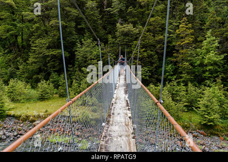 Eine typische wandern Brücke, einer gefederten schwingen Brücke über einen Fluss auf dem St James Walkway Stockfoto