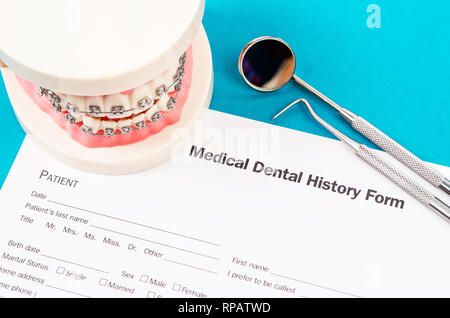 Zahnmedizinische Geschichte Form mit Modell Zahn und zahnärztliche Instrumente. Zahnmedizinische Gesundheit und Zähne Pflegekonzept. Stockfoto