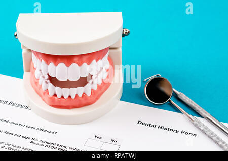 Zahnmedizinische Geschichte Form mit Modell Zahn und zahnärztliche Instrumente. Zahnmedizinische Gesundheit und Zähne Pflegekonzept. Stockfoto