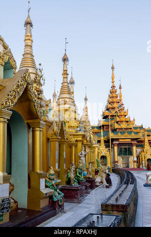 Die Gläubigen sitzen auf dem Boden vor der Buddhistischen stupas jedes Gehäuse eine Buddha Statue. Stockfoto