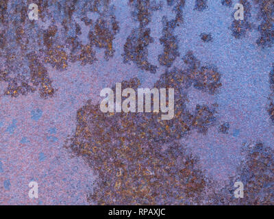 Alte blau gestrichene Wand mit Rost Textur. Grunge Metall Hintergrund verrostet. Rostflecken. Stockfoto
