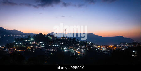 Dämmerung über der Stadt von Kohima, der Hauptstadt von Nagaland Staat in Indien fallen Stockfoto