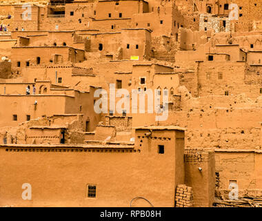 Tolle Aussicht auf die Kasbah Ait Ben Haddou in der Nähe von Ouarzazate im Atlasgebirge von Marokko. Weltkulturerbe der UNESCO Stockfoto