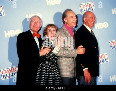 LOS ANGELES, Ca - 15. Januar: (L-R) Schauspieler Howard Morris, Schauspielerin Imogene Coca, Schauspieler Sid Caesar und Schauspieler Carl Reiner nehmen an der 'Comic Relief VI "HBO's Comedy Special profitieren zu America's Homeless am 15. Januar 1994 im Shrine Auditorium in Los Angeles, Kalifornien. Foto von Barry King/Alamy Stock Foto Stockfoto