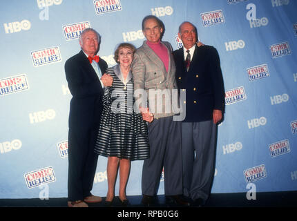 LOS ANGELES, Ca - 15. Januar: (L-R) Schauspieler Howard Morris, Schauspielerin Imogene Coca, Schauspieler Sid Caesar und Schauspieler Carl Reiner nehmen an der 'Comic Relief VI "HBO's Comedy Special profitieren zu America's Homeless am 15. Januar 1994 im Shrine Auditorium in Los Angeles, Kalifornien. Foto von Barry King/Alamy Stock Foto Stockfoto