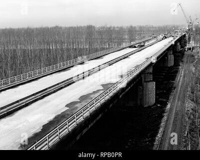 Brücke über Fluss Po im Bau, 1959 Stockfoto