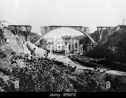 Brücke im Bau über die fiumarella Stream, Catanzaro, Kalabrien, Italien, 1962 Stockfoto