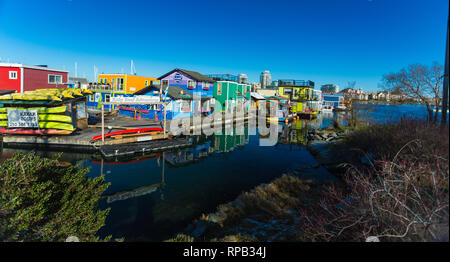 VICTORIA BC KANADA 12.02.2019: Victoria Inner Harbour, Fisherman's Wharf ist ein verborgener Schatz. Mit Bunten schwimmende Häuser, Geschenke, Lebensmittel und wild Stockfoto