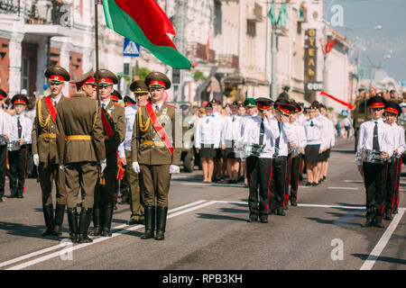 Gomel, Belarus - Mai 9, 2018: Militärwache mit einem Banner von Belarus auf sowjetischen Sieg Gomel Street Parade am 9. Stockfoto