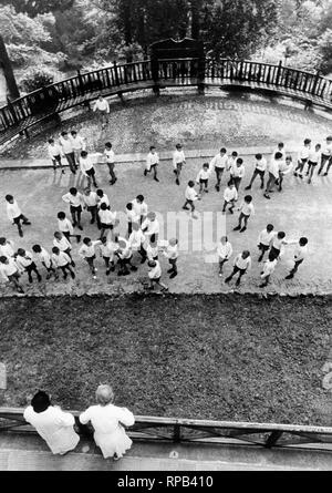 Kleine Jungs an der tci Dorf im valganna, Italien, 1963 Stockfoto