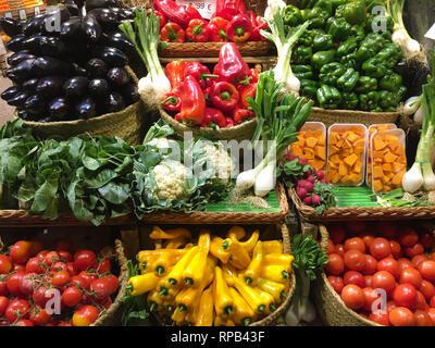 Frisches Gemüse zum Verkauf schön angezeigt, die außerhalb einer Store Stockfoto