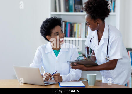 Afrikanische amerikanische Ärztin mit junge Krankenschwester im Krankenhaus Stockfoto