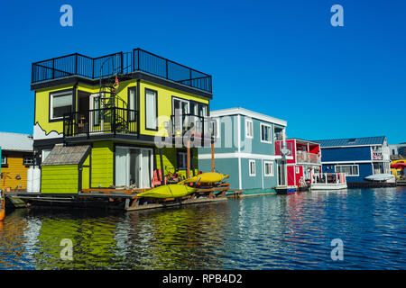 Floating Home Dorf farbenfrohen Hausboote Wasser Taxi Fisherman's Wharf Reflexion Inner Harbour, Victoria British Columbia Kanada Pacific Northwest. Ar Stockfoto