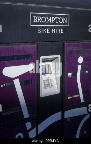 Ein Brompton Bike Verleih außerhalb Bahnhof Reading, Berkshire. Stockfoto